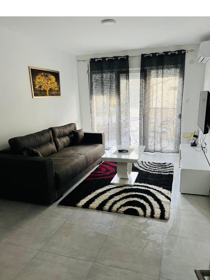 Apartmani K&V Veliko Gradiste Bagian luar foto